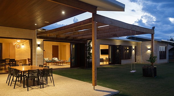 A northern outdoor dining area with a solid roof was required to block the northerly sun from the internal dining room to improve the overall building performance – this approach would not be appropriate in cooler climates.