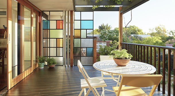Highlight colours inspired by Erica and John’s extensive art collection appear here and there throughout the house, including the steel and glass privacy screen at the southern end of the deck.